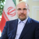 صورة لمحمد باقر قاليباف، رئيس البرلمان الإيراني، يتحدث عن مفاوضات إسلام آباد.