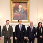 صورة تجمع دبلوماسيين أميركيين ولبنانيين وإسرائيليين في واشنطن، أو خريطة توضح الحدود اللبنانية الإسرائيلية.