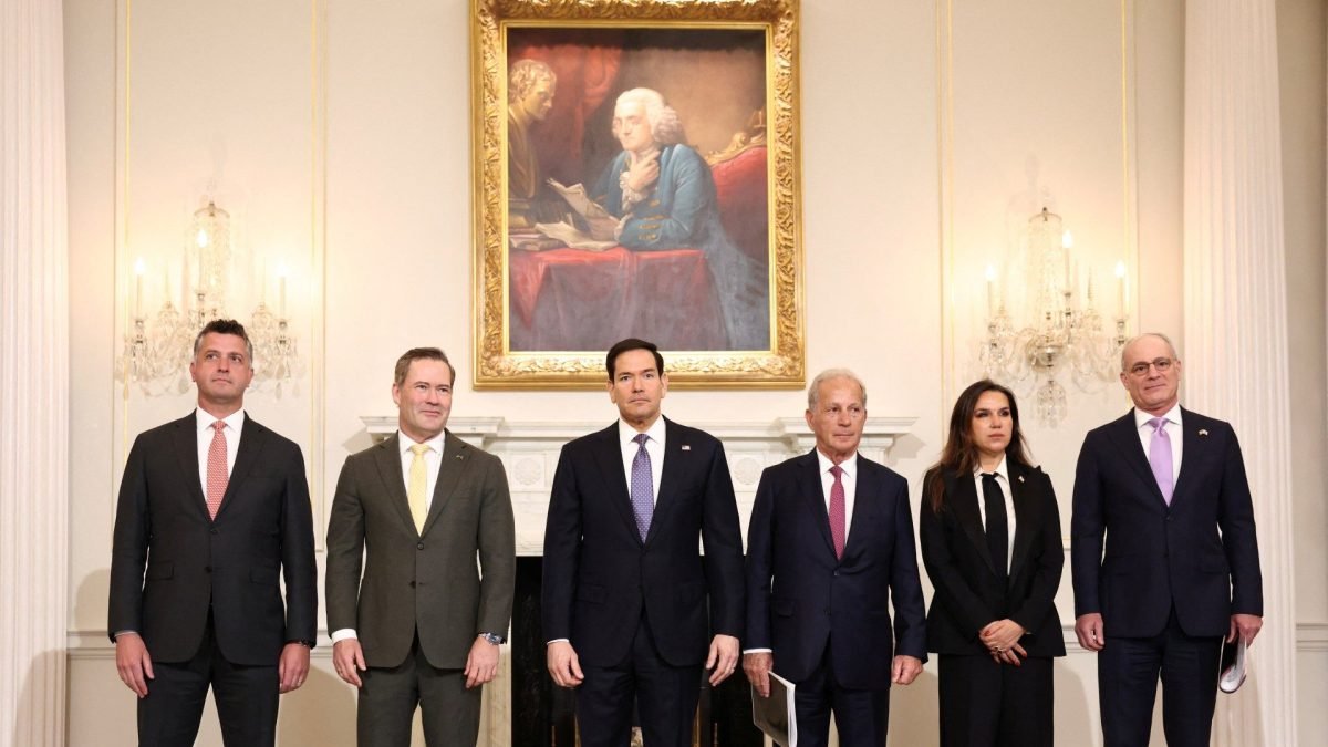 صورة تجمع دبلوماسيين أميركيين ولبنانيين وإسرائيليين في واشنطن، أو خريطة توضح الحدود اللبنانية الإسرائيلية.