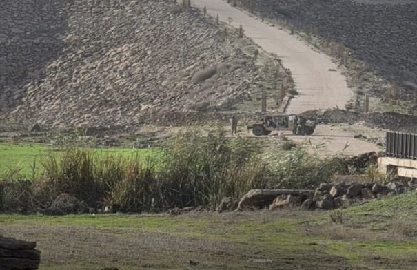 دبابة إسرائيلية في منطقة حدودية بجنوب سوريا