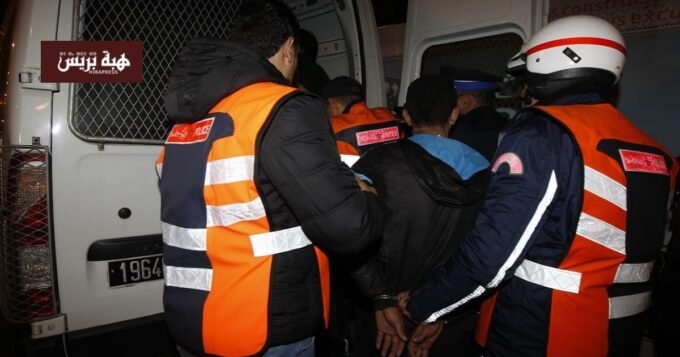 الأمن بمراكش يفكك شبكة لترويج الشيرا ويوقف أربعة أشخاص، من بينهم ابن إمام مسجد، بحوزتهم 20 كيلوغراماً من المخدرات 1 عملية أمنية لمكافحة المخدرات في مراكش تسفر عن ضبط كمية كبيرة من الشيرا وتوقيف متورطين.