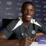 صورة للاعب مويسيس كايسيدو بقميص تشيلسي مبتسمًا بعد توقيع العقد الجديد.