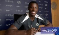 صورة للاعب مويسيس كايسيدو بقميص تشيلسي مبتسمًا بعد توقيع العقد الجديد.