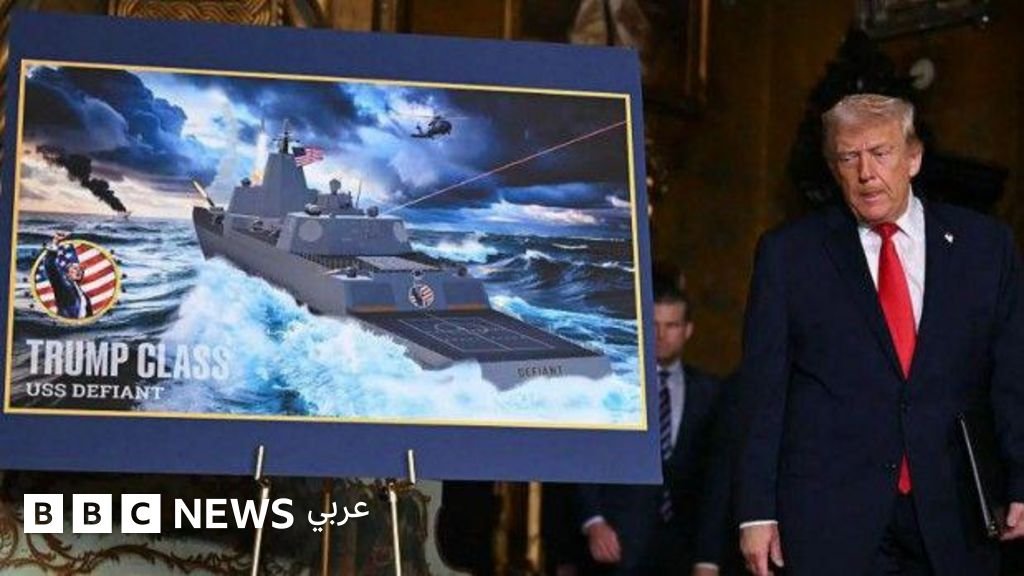 الرئيس الأمريكي السابق دونالد ترامب يتحدث في مناسبة، مع إشارة إلى رغبته في تعزيز الصناعة الدفاعية وبناء سفن حربية جديدة.