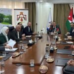 وزير البيئة الأردني الدكتور أيمن سليمان يشرف على إطلاق نظام التفتيش البيئي الإلكتروني، مع شاشة تعرض واجهة النظام.