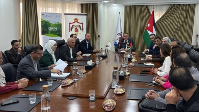 وزير البيئة الأردني الدكتور أيمن سليمان يشرف على إطلاق نظام التفتيش البيئي الإلكتروني، مع شاشة تعرض واجهة النظام.