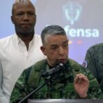 الجنرال هوغو أليخاندرو لوبيز باريتو، القائد العام للقوات المسلحة الكولومبية، يتحدث في مؤتمر صحفي في بالميرا، فالي ديل كاوكا.