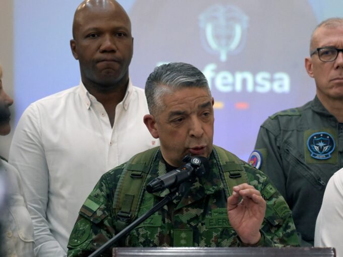 الجنرال هوغو أليخاندرو لوبيز باريتو، القائد العام للقوات المسلحة الكولومبية، يتحدث في مؤتمر صحفي في بالميرا، فالي ديل كاوكا.