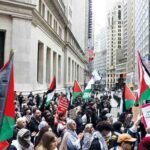 صورة تجمع الرئيس الأمريكي دونالد ترامب والعلم الإيراني، ترمز إلى اتفاق وقف إطلاق النار والتوترات الإقليمية.