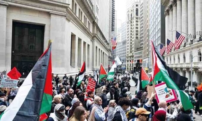 صورة تجمع الرئيس الأمريكي دونالد ترامب والعلم الإيراني، ترمز إلى اتفاق وقف إطلاق النار والتوترات الإقليمية.