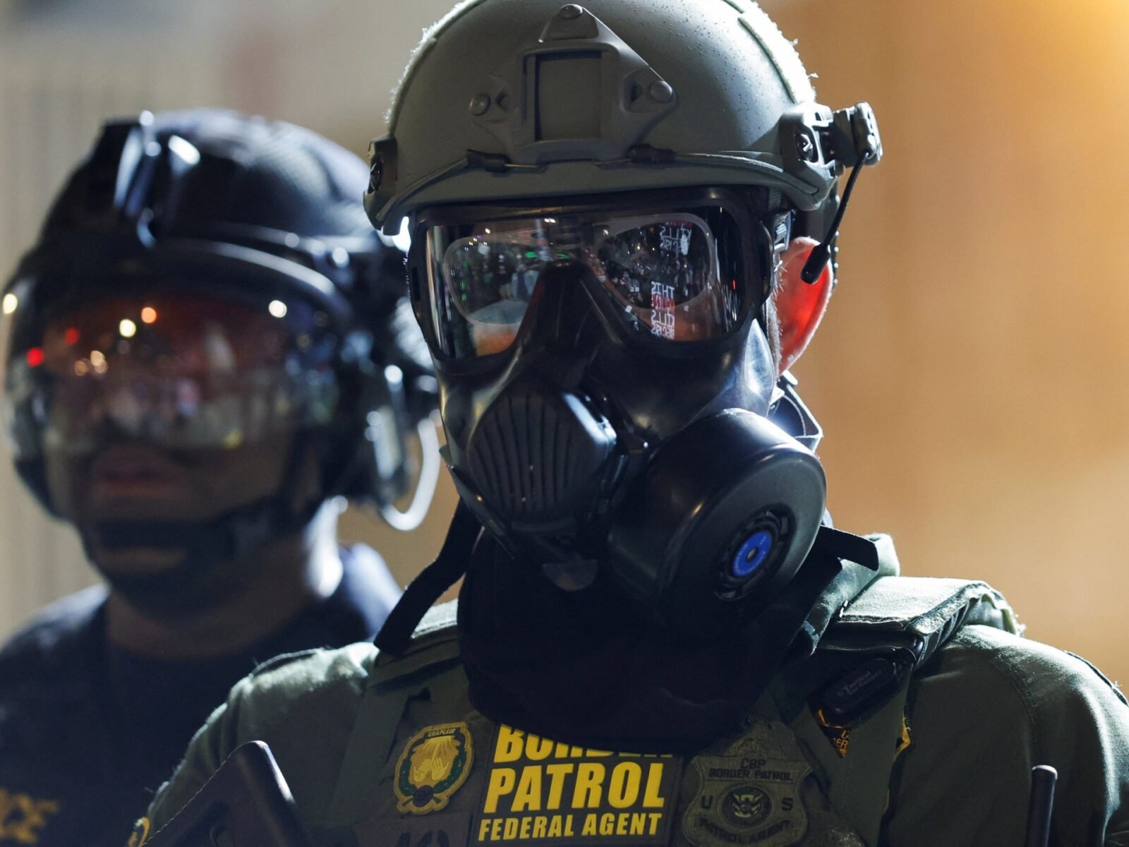 عميل حرس حدود أمريكي يقف حارسًا خارج منشأة وكالة الهجرة والجمارك الأمريكية في بورتلاند، أوريغون.