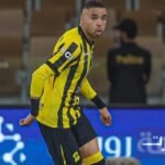 صورة ليوسف النصيري لاعب الاتحاد السعودي وهو يغادر الملعب مصاباً أو في تدريب