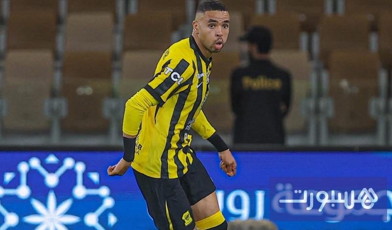 صورة ليوسف النصيري لاعب الاتحاد السعودي وهو يغادر الملعب مصاباً أو في تدريب