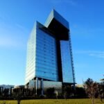 Maroc Telecom structure sa trajectoire bas carbone 8 Vue aérienne d'une antenne relais Maroc Telecom sur fond de paysage marocain, symbolisant l'engagement de l'opérateur dans sa transition verte.