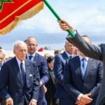 Vue panoramique de la Tour Mohammed VI s'élevant majestueusement sur la rive du Bouregreg, symbolisant la modernité de Rabat et Salé.