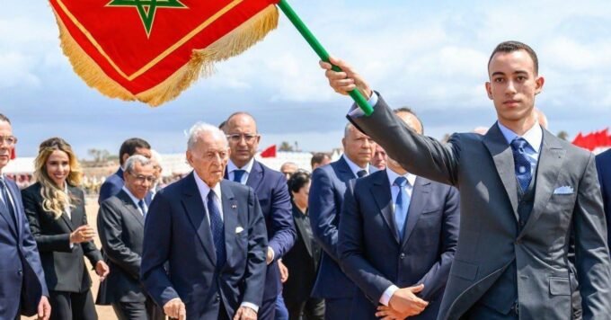 Découvrez la Tour Mohammed VI, nouvelle icône de Rabat et Salé. 250m de prouesses architecturales, écologiques et technologiques, inaugurée par SAR le Prince Héritier. 10 Vue panoramique de la Tour Mohammed VI s'élevant majestueusement sur la rive du Bouregreg, symbolisant la modernité de Rabat et Salé.