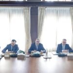 Représentants du gouvernement, du patronat et des syndicats lors d'une session de dialogue social à Rabat, discutant des réformes du travail et de la protection sociale au Maroc.