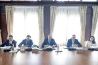 Représentants du gouvernement, du patronat et des syndicats lors d'une session de dialogue social à Rabat, discutant des réformes du travail et de la protection sociale au Maroc.