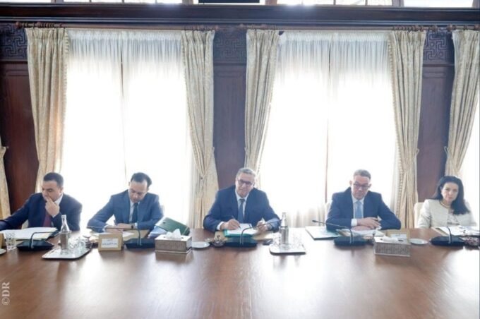 Représentants du gouvernement, du patronat et des syndicats lors d'une session de dialogue social à Rabat, discutant des réformes du travail et de la protection sociale au Maroc.