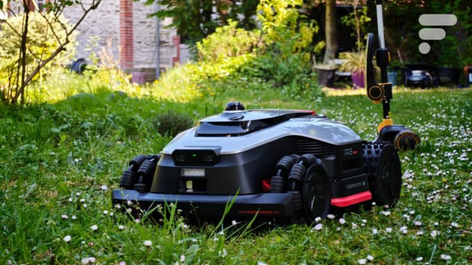 Le robot tondeuse Dreame A3 AWD Pro 3500 en action sur une pelouse verte, mettant en avant son design robuste et ses capacités tout-terrain.