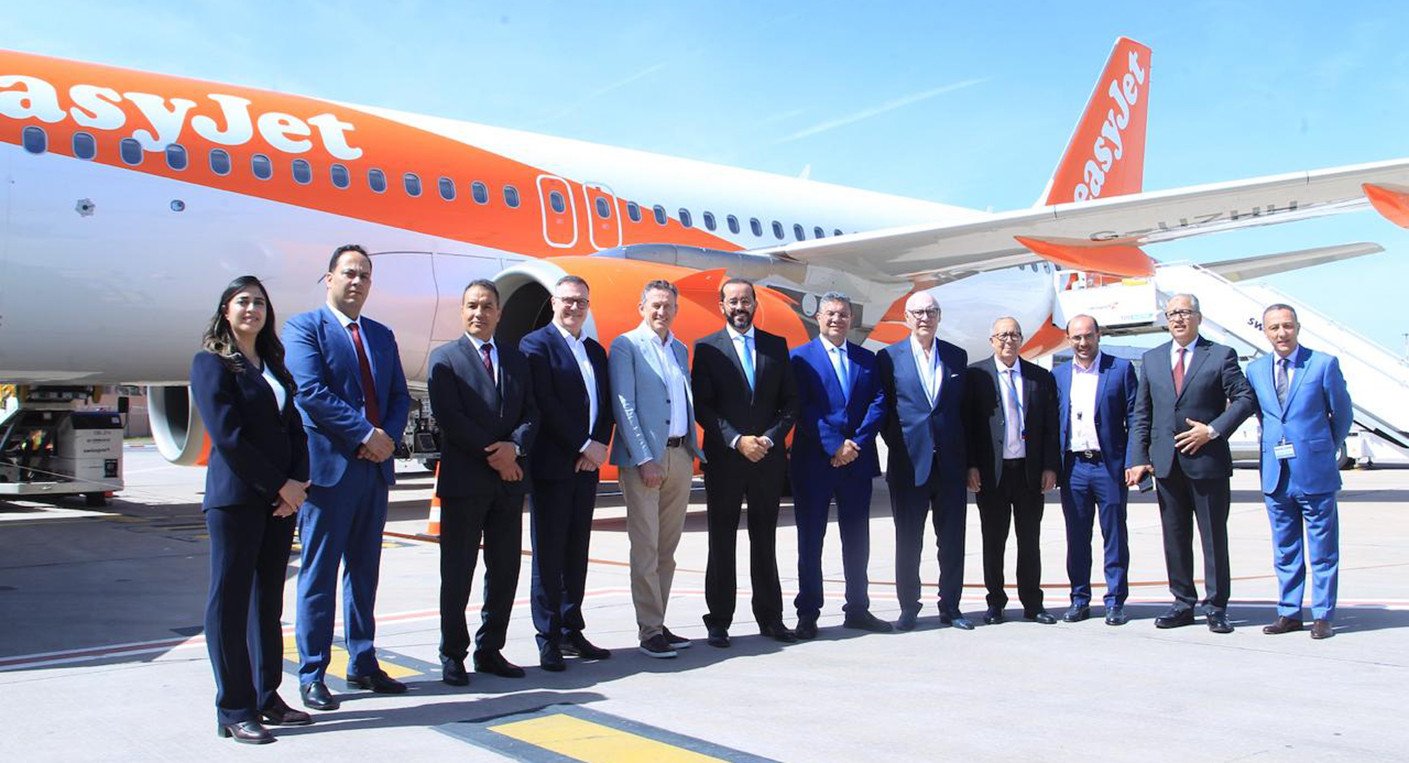 Un avion EasyJet sur le tarmac de l'aéroport de Marrakech-Ménara, symbolisant l'ouverture de la première base africaine de la compagnie.
