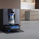 L'aspirateur-robot laveur Ecovacs Deebot X12 OmniCyclone en action, mettant en avant sa technologie de détection infrarouge des taches.