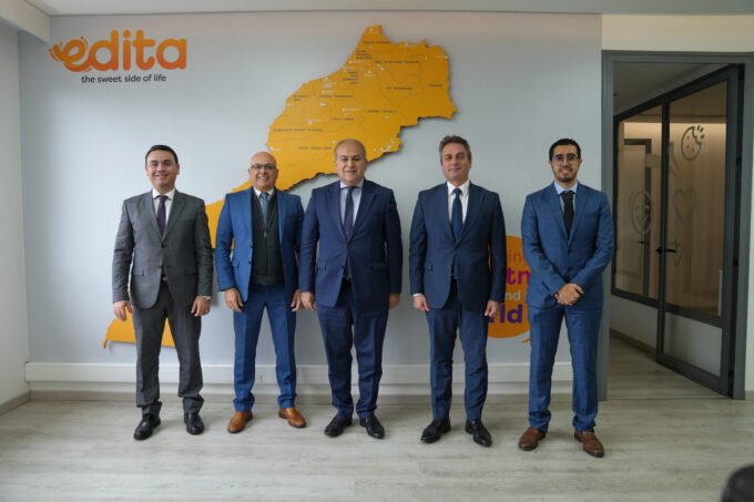 L'ambassadeur égyptien Ahmed Nihad Abdel Latif en visite à l'usine Edita Food Industries de Casablanca, entouré des dirigeants de l'entreprise, symbolisant la coopération économique bilatérale.