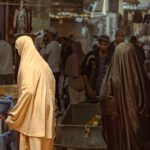 L'Odyssée Visuelle de Julien Guyard : "En Quête" Révèle Deux Décennies au Cœur du Maroc à la Villa Mandarine 6 Photographie de Julien Guyard exposée à la Villa Mandarine, Rabat, montrant un paysage marocain captivant avec une lumière douce.