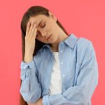 Fatigue inexpliquée : et si la solution était simplement l'eau ? 6 Une personne fatiguée buvant un verre d'eau, symbolisant l'importance de l'hydratation pour retrouver de l'énergie et combattre la déshydratation.