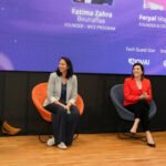 Une main humaine et une main robotique se serrent, symbolisant la collaboration entre l'humain et l'IA pour le financement des ONG.