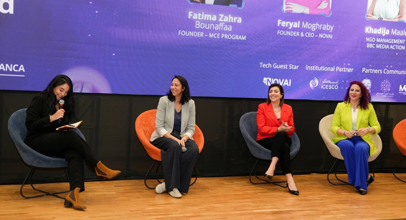 Une main humaine et une main robotique se serrent, symbolisant la collaboration entre l'humain et l'IA pour le financement des ONG.