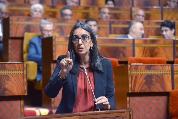 Moulay Mehdi El Fathemy et Nadia Fettah Alaoui débattant de la hausse des prix alimentaires au Parlement marocain.
