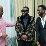 Le musicien Gims et son frère Dadju posent aux côtés du président Félix Tshisekedi au palais présidentiel de Kinshasa, en République Démocratique du Congo, le 30 janvier 2022.