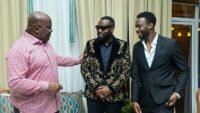 Le musicien Gims et son frère Dadju posent aux côtés du président Félix Tshisekedi au palais présidentiel de Kinshasa, en République Démocratique du Congo, le 30 janvier 2022.