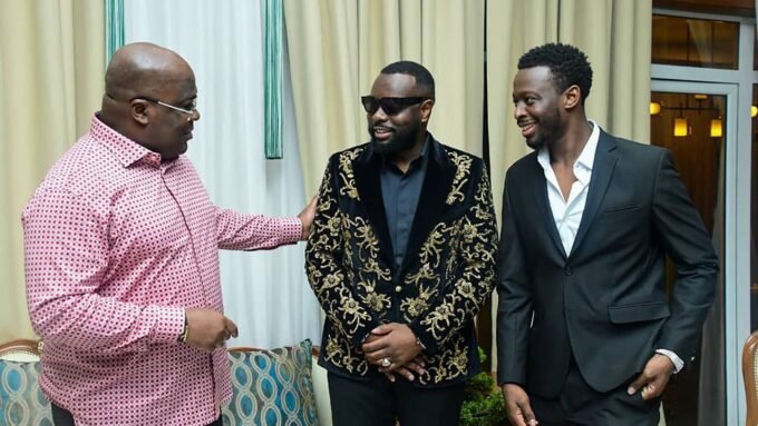 Le musicien Gims et son frère Dadju posent aux côtés du président Félix Tshisekedi au palais présidentiel de Kinshasa, en République Démocratique du Congo, le 30 janvier 2022.