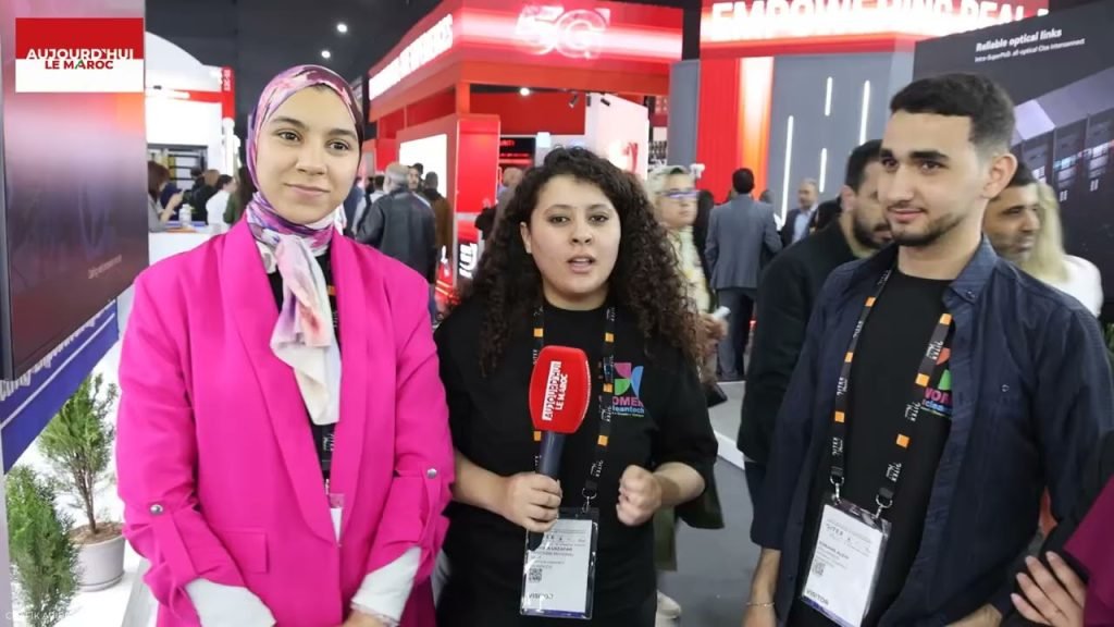 GITEX : Au Cœur de la Révolution Digitale, les Voix des Visiteurs Révèlent l'Avenir 3 Des visiteurs du GITEX interagissant avec des innovations technologiques sur un stand d'exposition animé.
