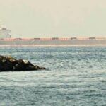 Une carte du Moyen-Orient avec l'Iran et les États-Unis en surbrillance, symbolisant le conflit et ses répercussions économiques mondiales.