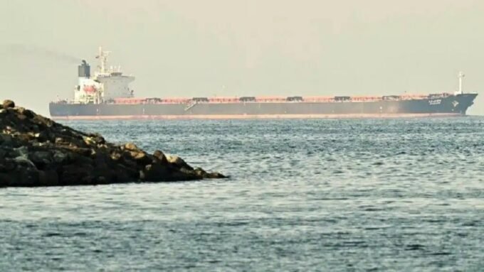 Une carte du Moyen-Orient avec l'Iran et les États-Unis en surbrillance, symbolisant le conflit et ses répercussions économiques mondiales.