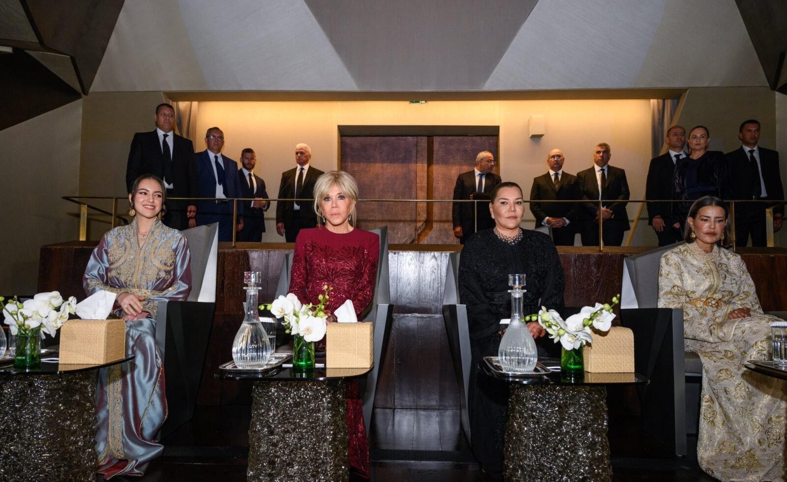 Les Princesses Lalla Khadija, Lalla Meryem et Lalla Hasnaa, accompagnées de Brigitte Macron, assistent au spectacle d'ouverture du Théâtre Royal de Rabat.