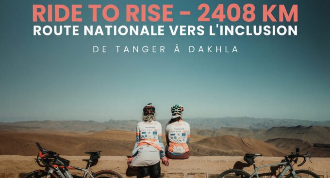 Deux cyclistes, dont Aziza Gannoune, devant un paysage marocain, symbolisant leur parcours de 2408 km pour l'inclusion des personnes handicapées.