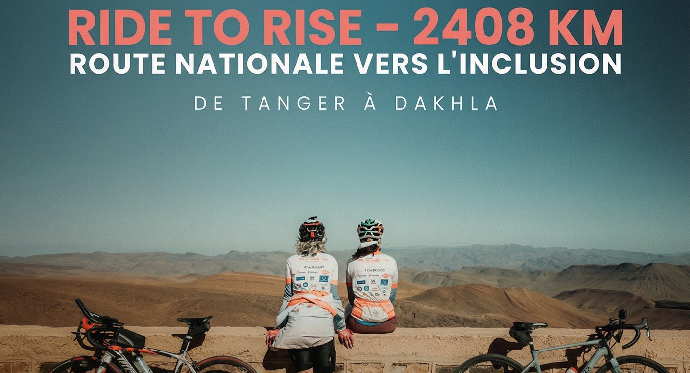 Deux cyclistes, dont Aziza Gannoune, devant un paysage marocain, symbolisant leur parcours de 2408 km pour l'inclusion des personnes handicapées.