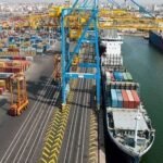 Un navire cargo chargé de céréales dans un port, symbolisant les défis logistiques et l'approvisionnement alimentaire.