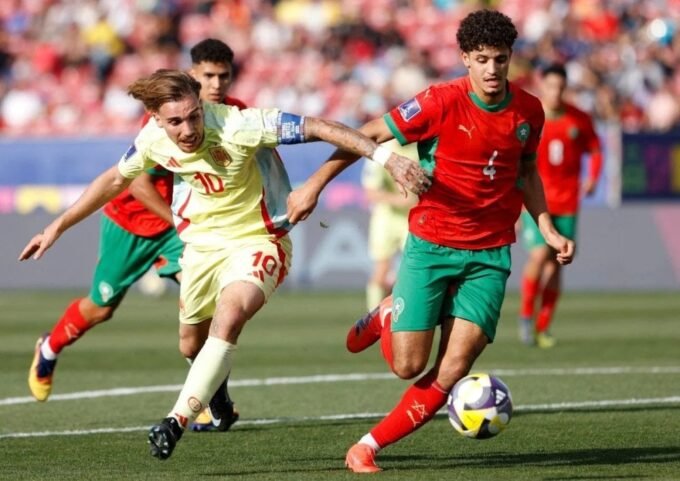 Ismaël Baouf, jeune défenseur central des Lions de l'Atlas, en pleine action sur un terrain de football, symbolisant son potentiel pour le Mondial 2026.