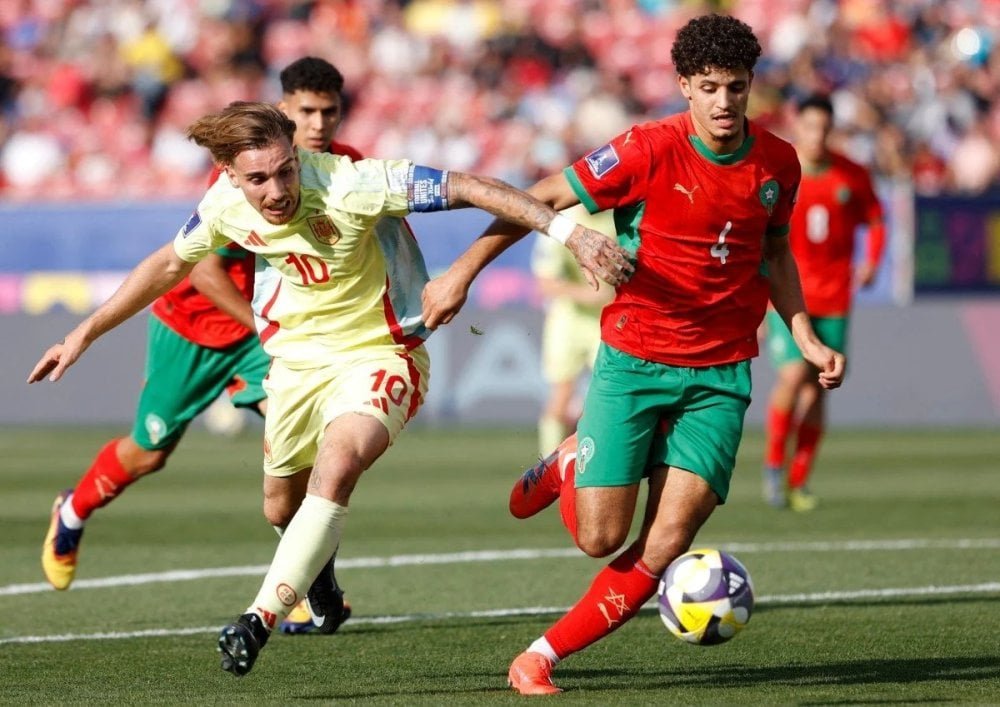 Ismaël Baouf, jeune défenseur central des Lions de l'Atlas, en pleine action sur un terrain de football, symbolisant son potentiel pour le Mondial 2026.