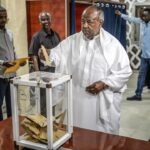 Le président de Djibouti, Ismaïl Omar Guelleh, souriant et saluant lors d'un événement officiel, symbolisant sa réélection.
