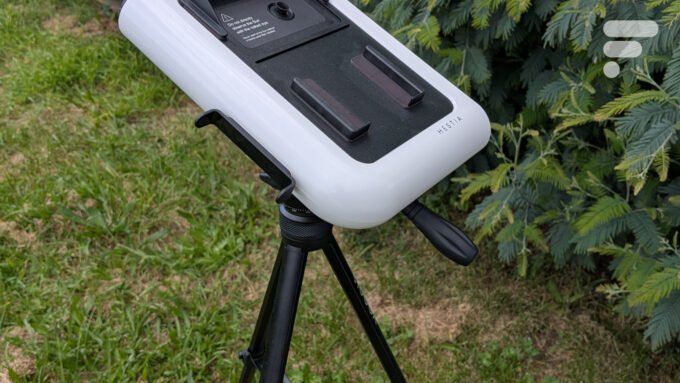 J’ai testé le Vaonis Hestia, un appareil ludique et pas cher qui transforme votre smartphone en télescope connecté 9 Un enfant de 8 ans observe le ciel à travers le télescope Vaonis Hestia, avec un smartphone fixé sur l'appareil.