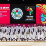 Un judoka marocain en pleine action sur le tatami lors d'une compétition internationale, symbolisant la détermination et l'engagement de l'équipe nationale.