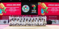 Un judoka marocain en pleine action sur le tatami lors d'une compétition internationale, symbolisant la détermination et l'engagement de l'équipe nationale.