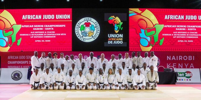 Un judoka marocain en pleine action sur le tatami lors d'une compétition internationale, symbolisant la détermination et l'engagement de l'équipe nationale.