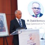 Une famille nucléaire marocaine souriante, symbolisant la mutation démographique et sociale du pays.